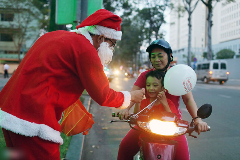 Biển người ra đường đón Giáng sinh